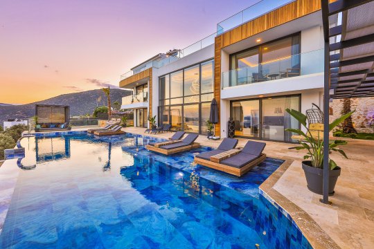 Villa Regal Life